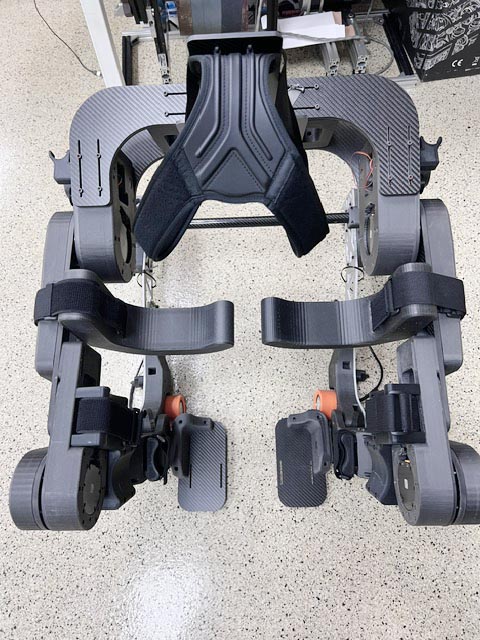 หุ่นยนต์ Wheelchair Exoskeleton นั่งและลุกยืนได้ในหุ่นยนต์ตัวเดียว