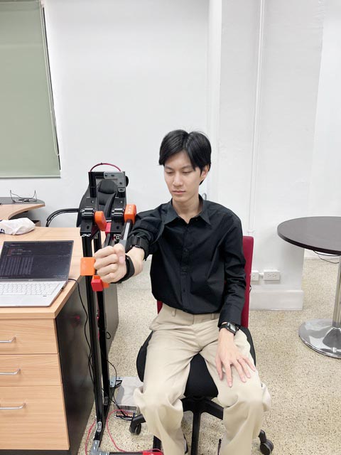 หุ่นยนต์ช่วยด้านกายภาพและการออกกำลังกาย
Robot for physical therapy and exercise. 