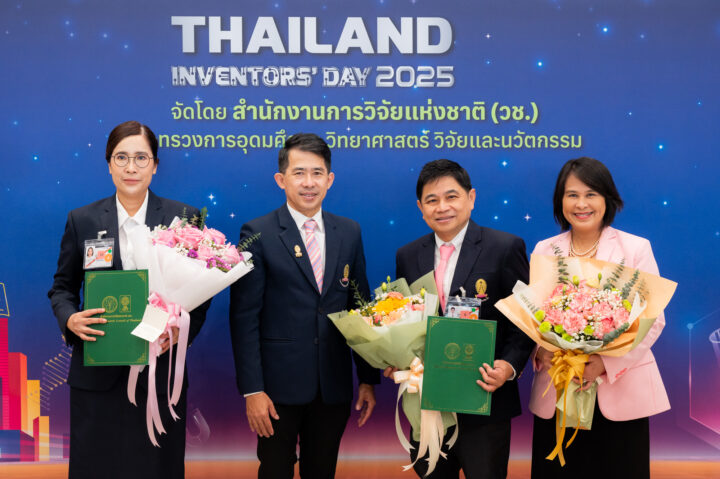 (From left to right) Assoc. Prof. Dr. Nattanan Kunnamas, Faculty of Political Science, 
Prof. Dr. Buncha Pulpoka, Assistant to the President for Research Development,
Prof. Dr. Rungsun Rerknimitr, Faculty of Medicine, 
and Prof. Dr. Naowanit Songkram, Faculty of Education 