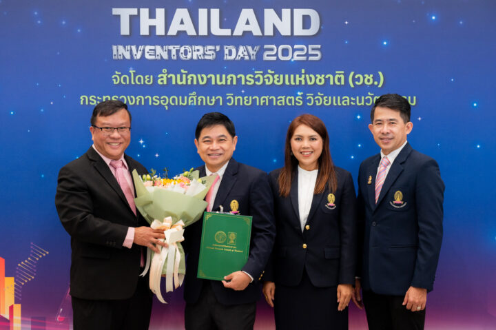 (from left to right) Associate Professor Siridej Sujiva, Ph.D., Vice President, Chulalongkorn University, Prof. Dr. Rungsun Rerknimitr, Faculty of Medicine, Associate Professor Palanee Ammaranond, Ph.D., Vice President & Prof. Dr. Buncha Pulpoka, Assistant to the President for Research Development