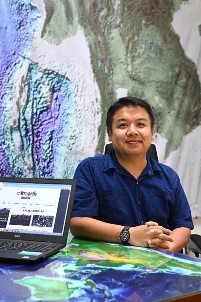 Prof. Dr. Santi Pailoplee from the Department of Geology, Faculty of Science, Chulalongkorn University