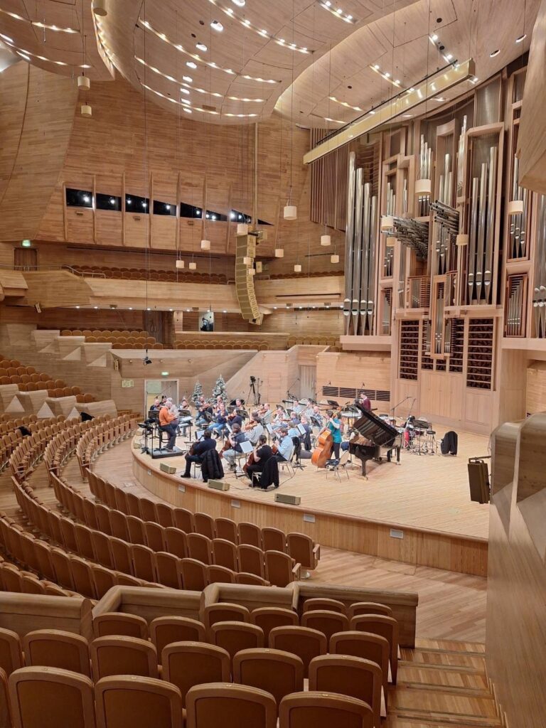 A National Artist and Professor from the Faculty of Fine and Applied Arts, Chulalongkorn University, Performs the "Concerto for Alto Saxophone and Orchestra" in Moscow 