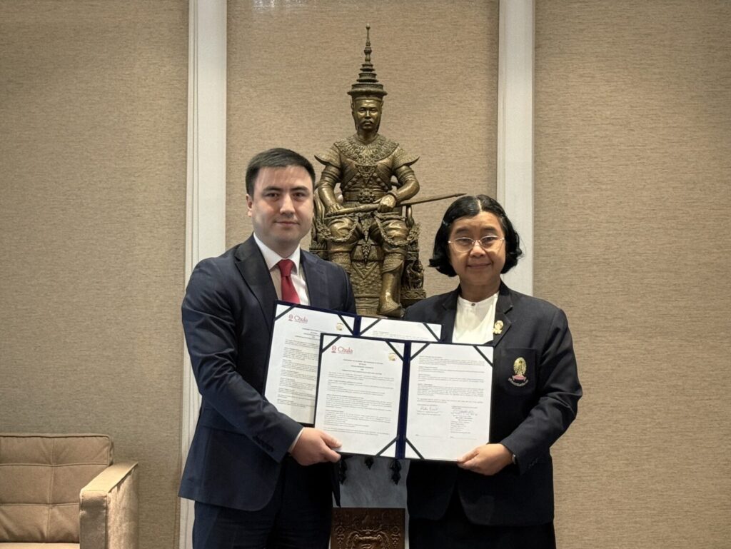 Mr. Shohbek Ergashev (left), First Vice-Rector for Youth Affairs and Spiritual and Educational Affairs, Uzbekistan State Institute of Arts and Culture and 
Prof. Dr. Kumkom Pornprasit, (right) Dean, Faculty of Fine and Applied Arts, Chulalongkorn University