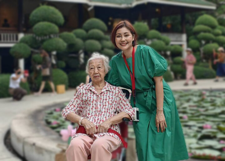 Khun Kritayapat Ananwirakun (right) with her 86-year-old mother.