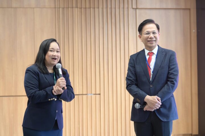 Assoc. Prof. Dr. Parichart Sthapitanonda, Vice President, Chulalongkorn University (left) and 
Professor Sakorn Suksriwong DBA, Chair of the Executive Committee, King’s College International School Bangkok (right)